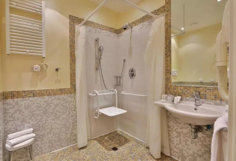 身障者適用スタンダードルーム, Crowne Plaza Venice East, An Ihg