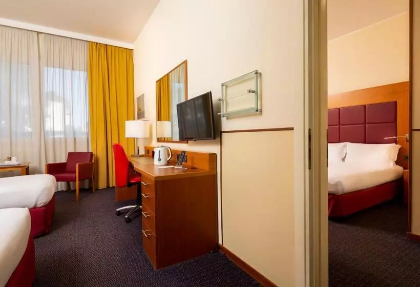 コネクティングルーム（家族用）。, Crowne Plaza Venice East, An Ihg