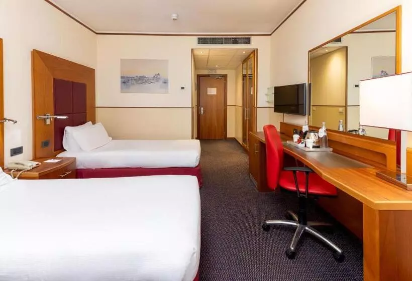 コネクティングルーム（家族用）。, Crowne Plaza Venice East, An Ihg