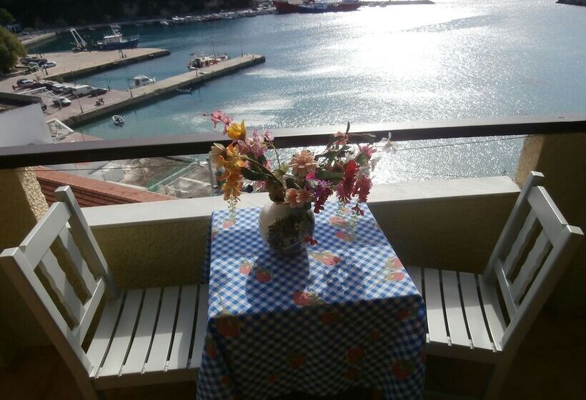 استودیوی استاندارد با چشم‌انداز دریا, Haravgi