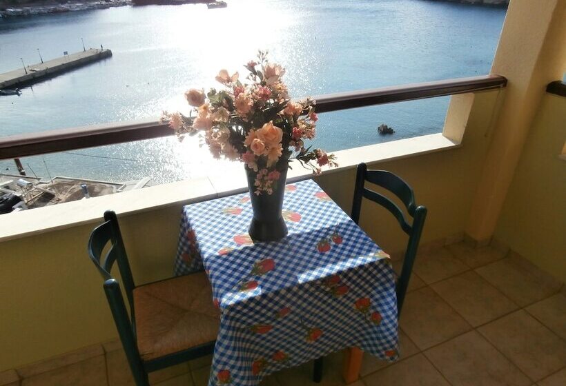 استودیوی استاندارد با چشم‌انداز دریا, Haravgi