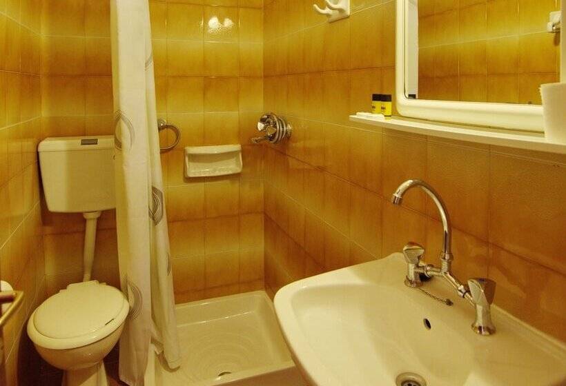 استودیوی استاندارد با چشم‌انداز شهر, Haravgi