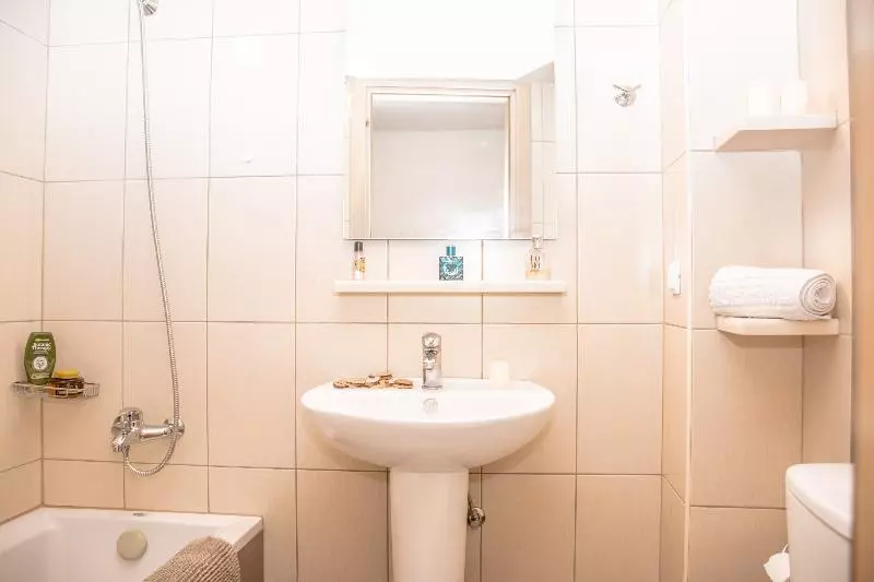 استودیوی استاندارد, Marigianna Apartments