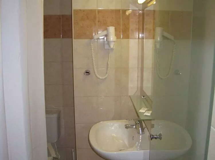 اتاق استاندارد یک نفره, Nafsika