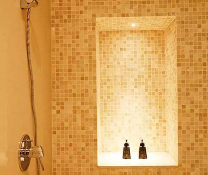 اتاق لوکس با چشم‌انداز استخر, Phuket Graceland Resort and Spa