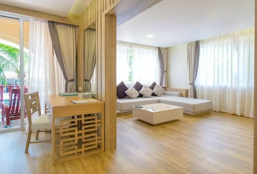 اتاق خانوادگی با چشم‌انداز استخر, Phuket Graceland Resort and Spa