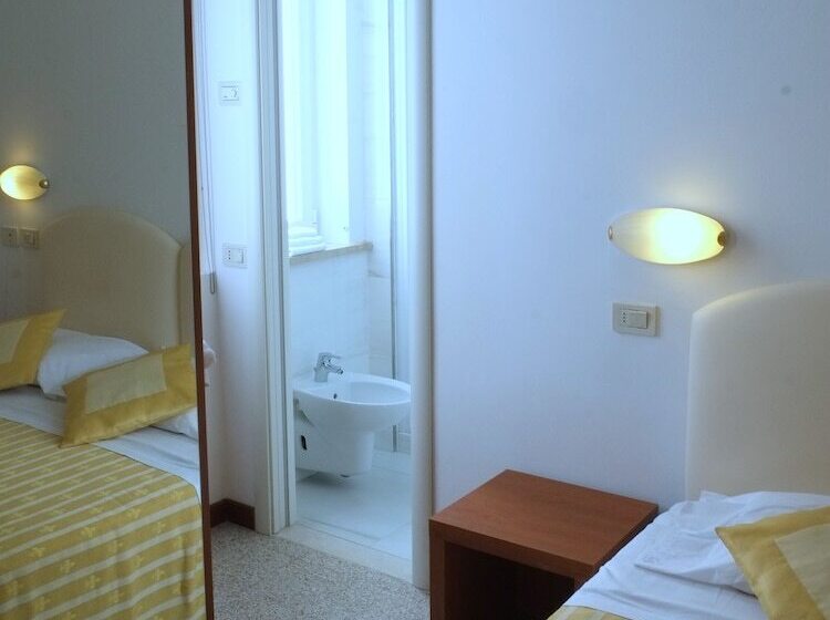 غرفة قياسية ثلاثية, Pinocchio