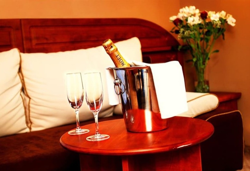 Quarto Triplo Estandar, U Divadla   Czech Leading Hotels