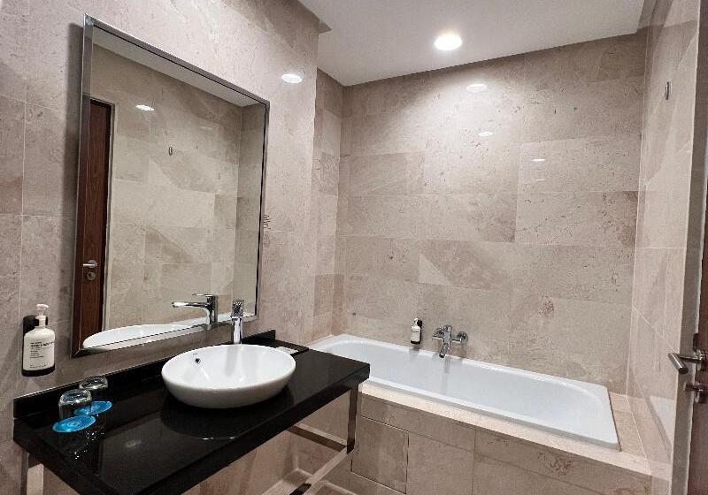 اتاق پرمیوم, St Giles Boulevard