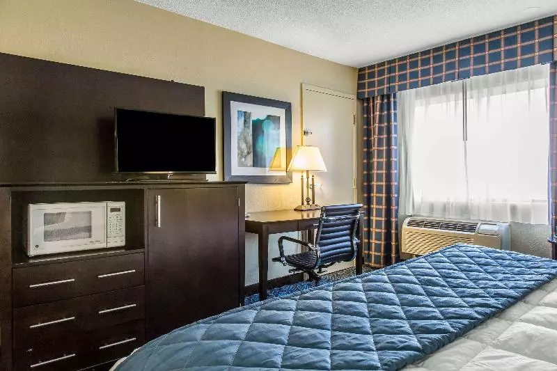 キングサイズベッドのスタンダードルーム, Clarion Inn New London  Mystic