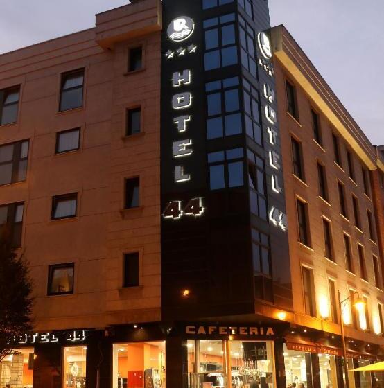 חדר סטנדרט לשלושה, 44