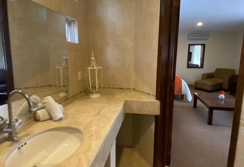 家庭间, Capital O La Huerta Golf &