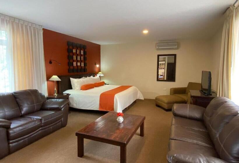 家庭间, Capital O La Huerta Golf &