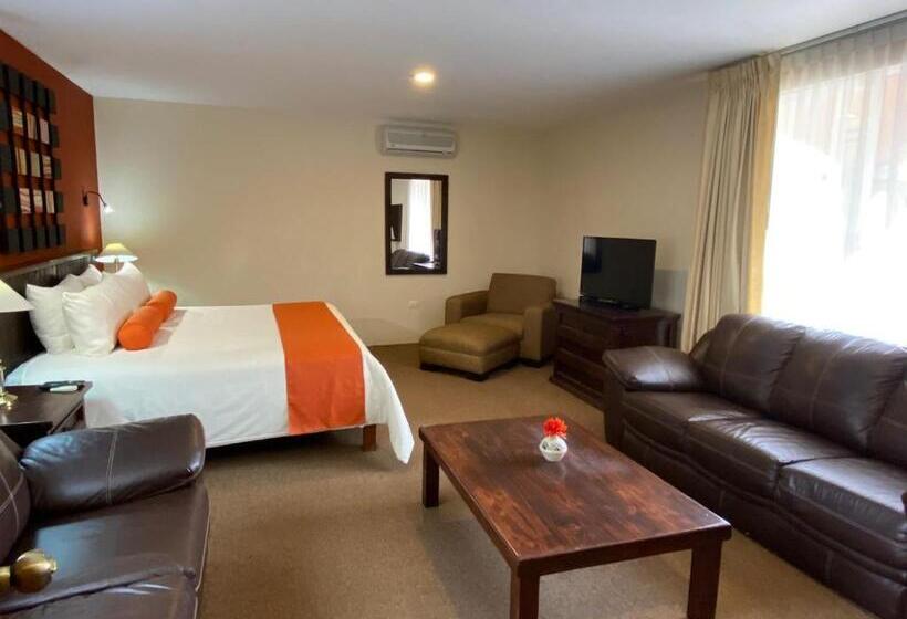 家庭间, Capital O La Huerta Golf &