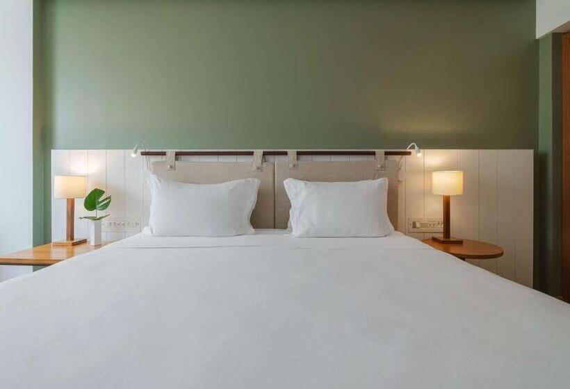 Deluxe Room King Size Bed