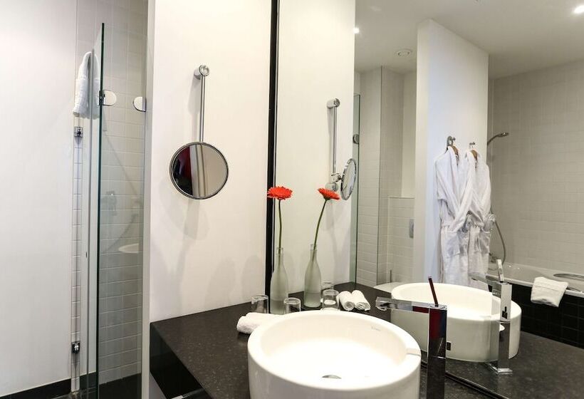 جناح جونيور, Park Plaza Wallstreet Berlin Mitte