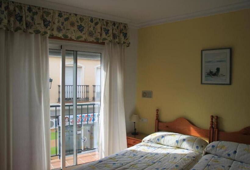 חדר סטנדרט עם מרפסת, Hostal Ana   Adults Recommended