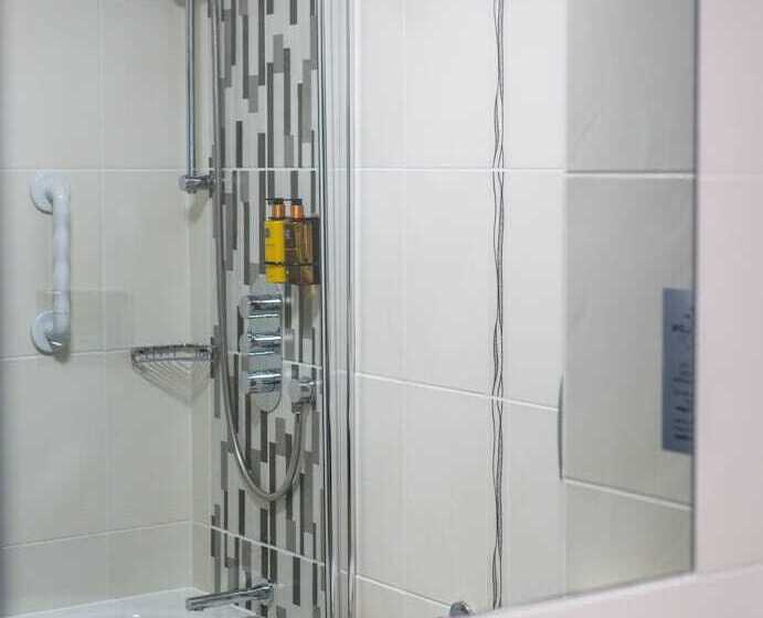 패밀리 룸, Dublin Skylon