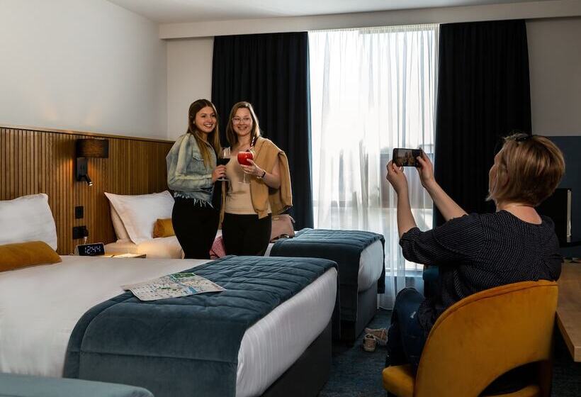 패밀리 룸, Dublin Skylon