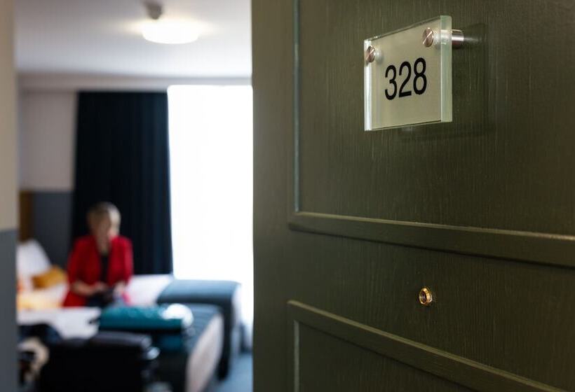 패밀리 룸, Dublin Skylon