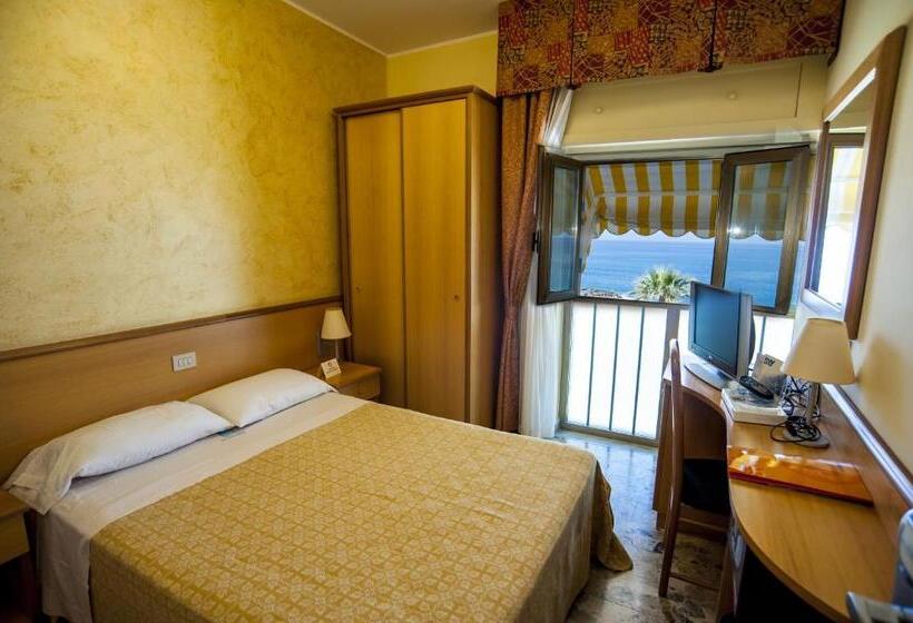 基本间, La Tonnara