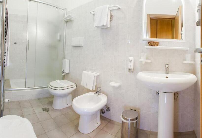 经济房, La Tonnara