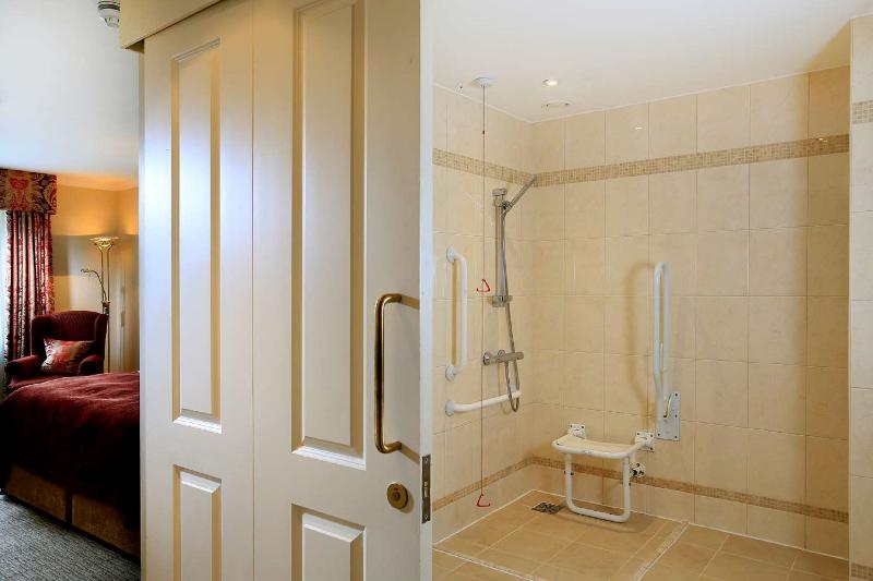 חדר סטנדרט מותאם לאדם עם מוגבלויות, Macdonald Old England Hotel & Spa