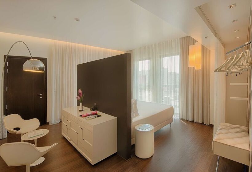 جناح جونيور, Nhow Milan