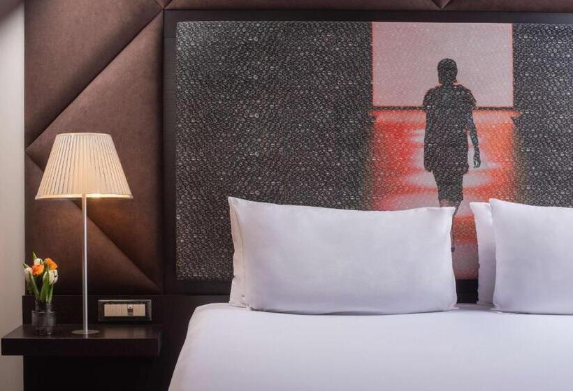 جناح جونيور, Nhow Milan