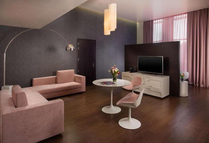 جناح جونيور, Nhow Milan