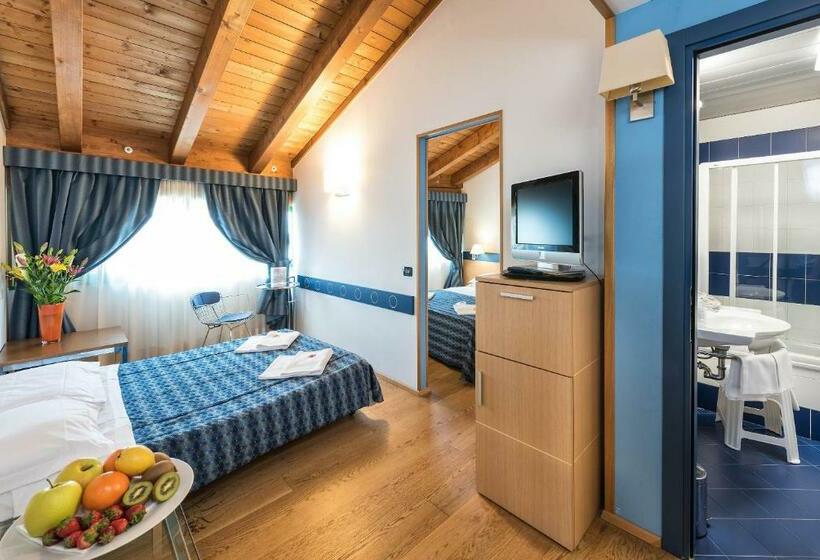 Семейный Номер, West Point Airport