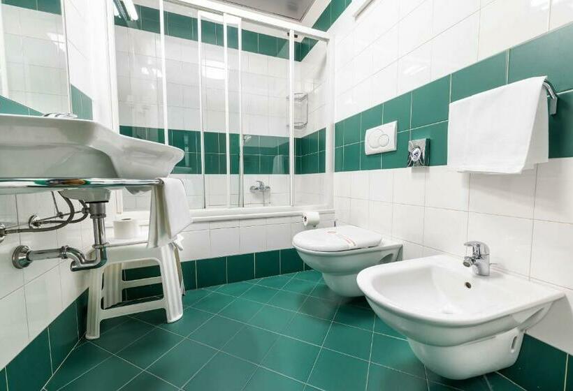 Семейный Номер, West Point Airport