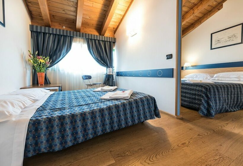 Семейный Номер, West Point Airport