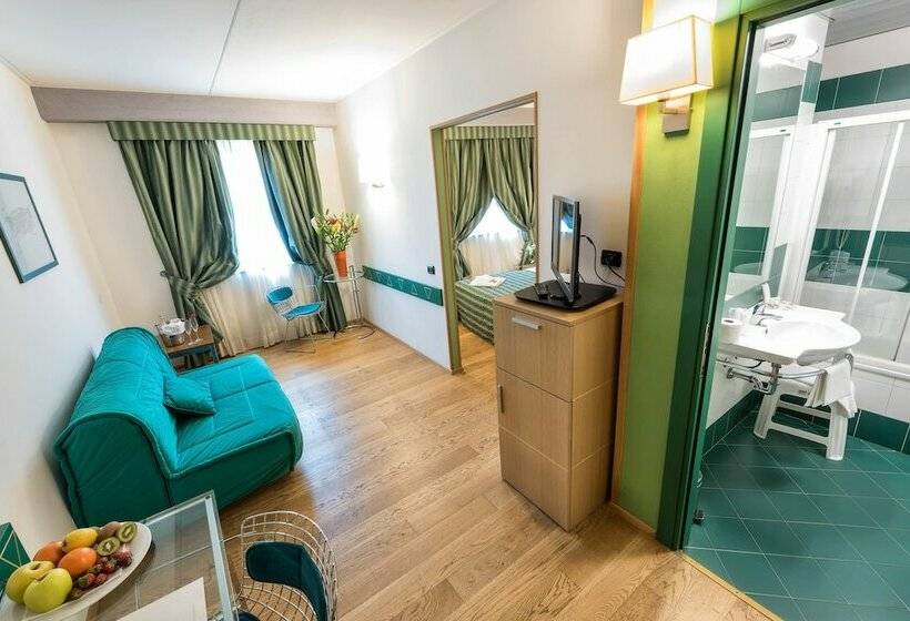 Семейный Номер, West Point Airport