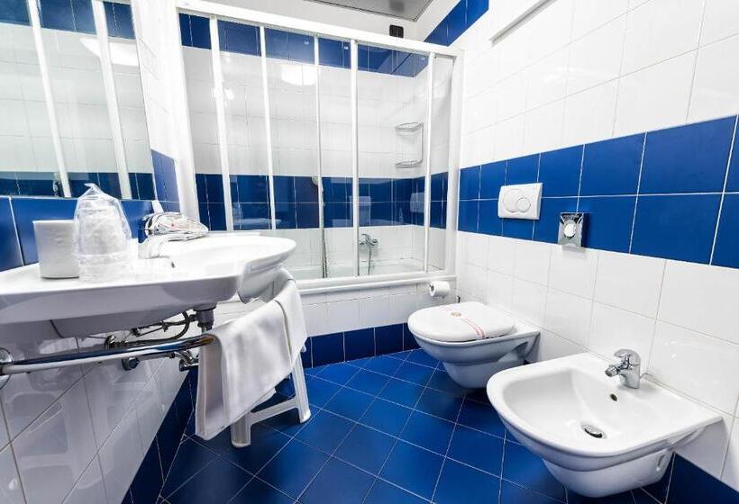 Семейный Номер, West Point Airport