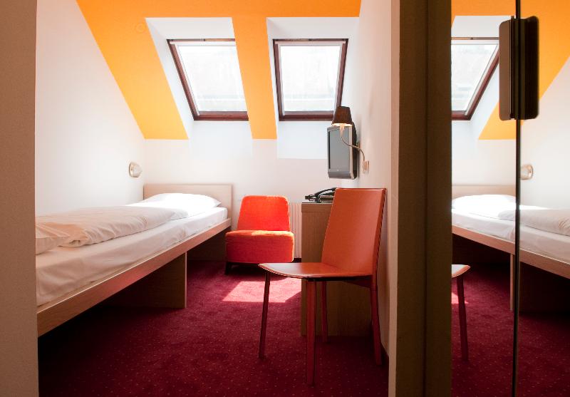 Номер Стандарт, West Point Airport