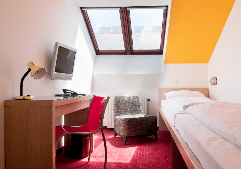 Номер Стандарт, West Point Airport