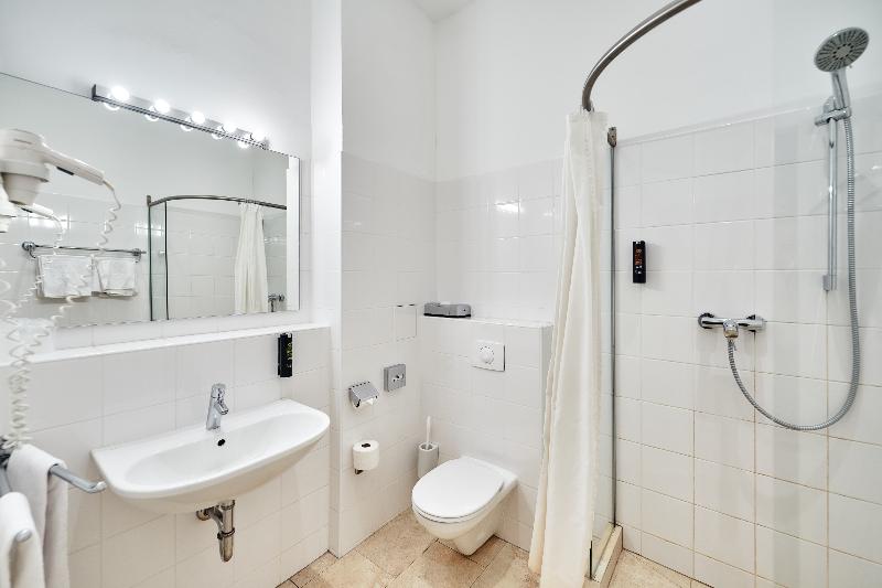 Номер Стандарт, West Point Airport