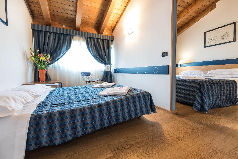 Семейный Номер, West Point Airport