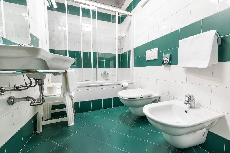 Семейный Номер, West Point Airport