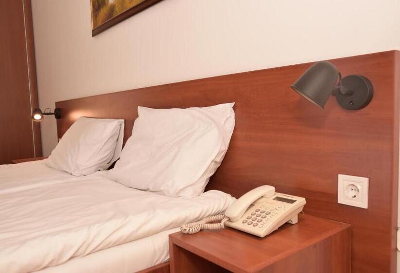 اتاق استاندارد سه نفره, Triple M