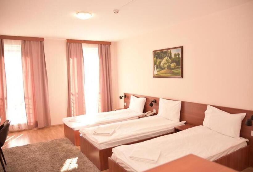 اتاق استاندارد سه نفره, Triple M