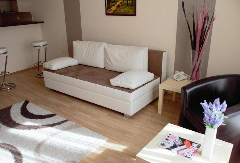 سوییت اجرایی, Triple M