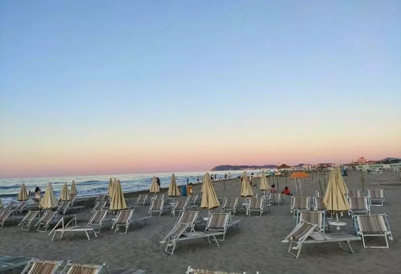 اتاق اساندارد با چشم‌انداز جانبی به دریا, Baltic Riccione Fronte Mare
