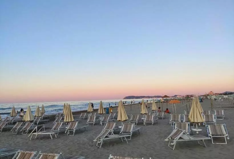 اتاق استاندارد چهار تخته با چشم‌انداز دریا, Baltic Riccione Fronte Mare