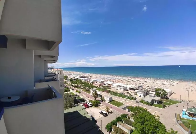 اتاق لوکس با بالکن و چشم‌انداز دریا, Baltic Riccione Fronte Mare