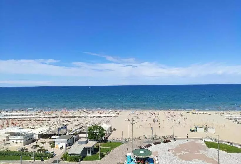 اتاق لوکس با بالکن و چشم‌انداز دریا, Baltic Riccione Fronte Mare