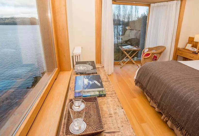 سوئیت جونیور با تراس, Correntoso Lake & River