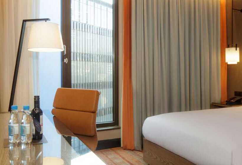 חדר דחוקס עם מיטת קינג, Hilton London Tower Bridge