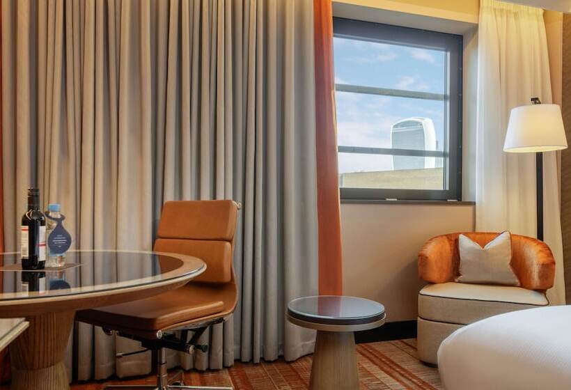 חדר סטנדרט עם מיטת קינג, Hilton London Tower Bridge